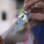 Cinco anos após início da vacinação, covid-19 ainda preocupa especialistas