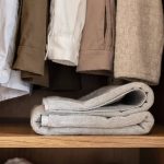 Como uma toalha simples protege roupas e elimina umidade do