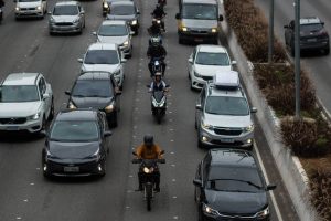 Deputado propõe criação de vias exclusivas para motos na Avenida