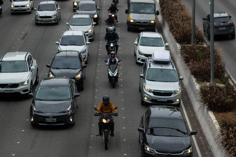 Deputado propõe criação de vias exclusivas para motos na Avenida