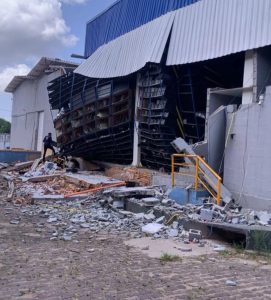 Desmoronamento em armazém deixa trabalhador ferido na BR-135, em São
