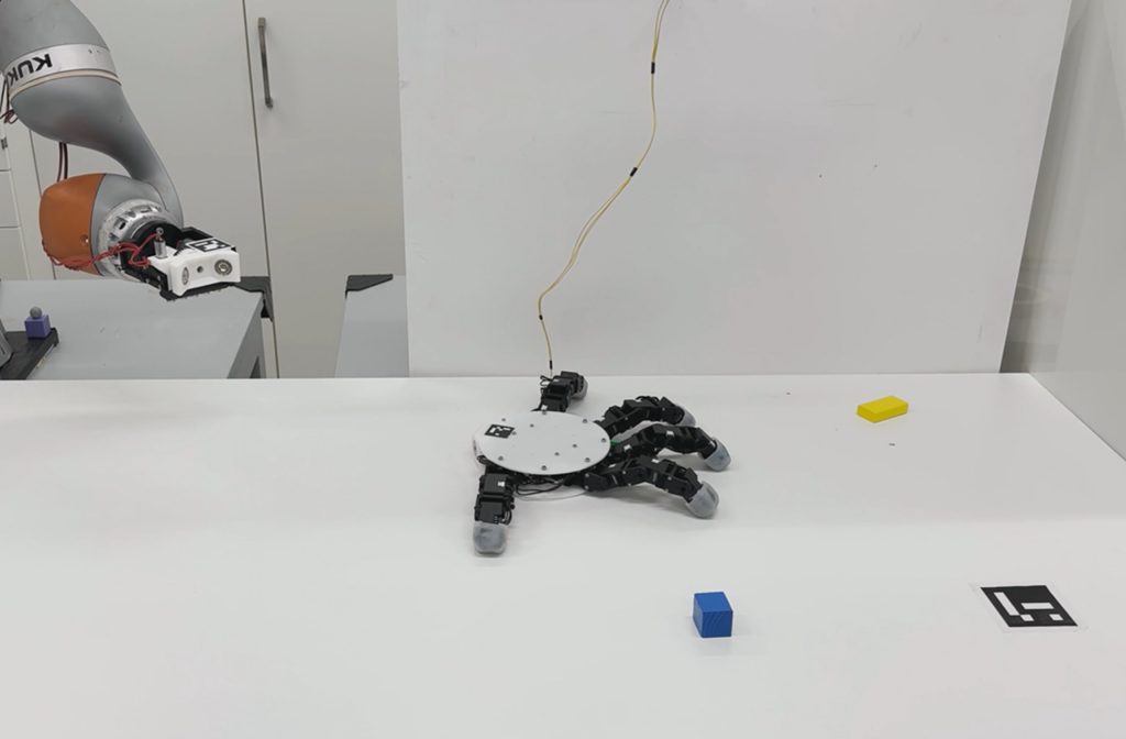 É você, Mãozinha? Conheça a mão robótica que pode andar