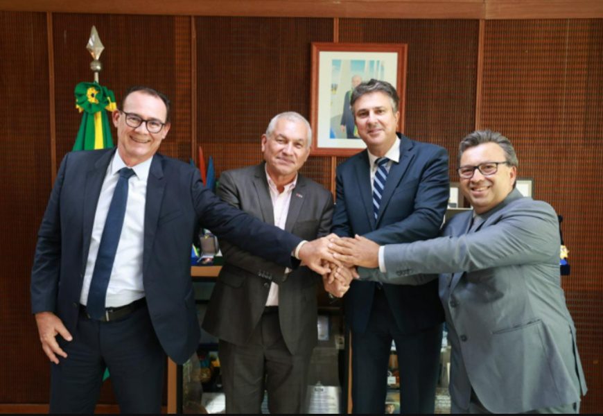 Em encontro com a CNTE, ministro garante aumento real no