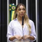 Erika Hilton acusa IA do X de gerar imagens eróticas