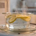 Esse truque com um simples limão limpa o micro-ondas em