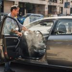 Esse truque simples esfria o carro parado no sol sem