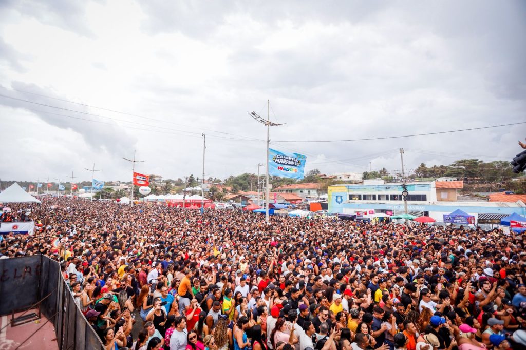 Férias e pré-carnaval lotam praias e expõem desafios de limpeza