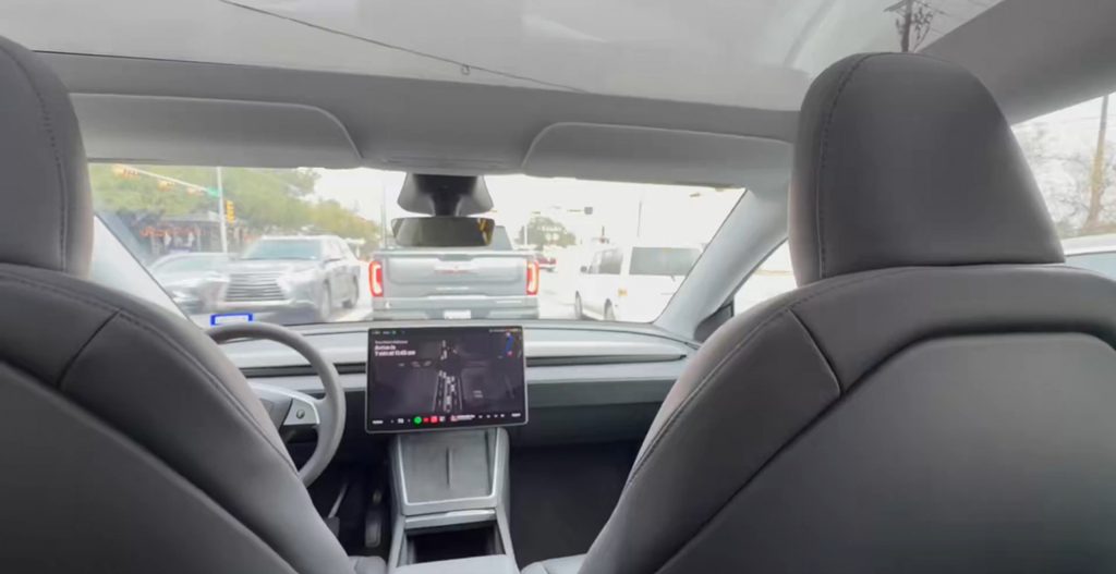 Finalmente! Tesla inicia testes de robotáxi sem nenhum humano