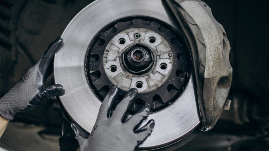 Freio do carro chiando? Veja o que pode ser e