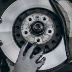 Freio do carro chiando? Veja o que pode ser e
