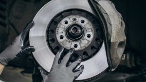 Freio do carro chiando? Veja o que pode ser e