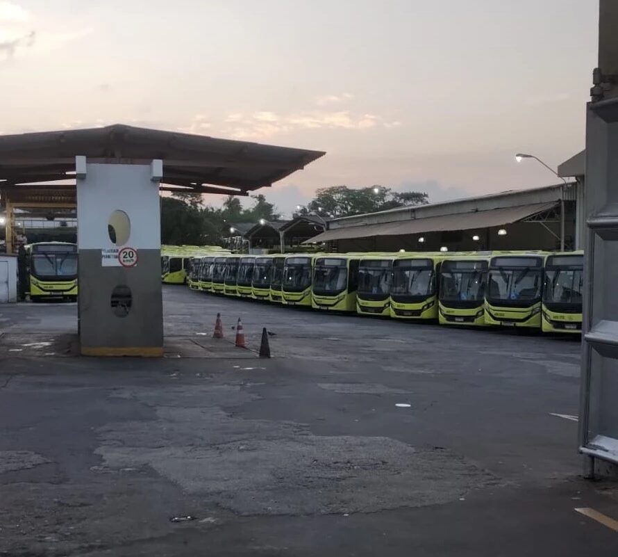 Garagens lotadas: rodoviários entram em greve geral por reajuste salarial