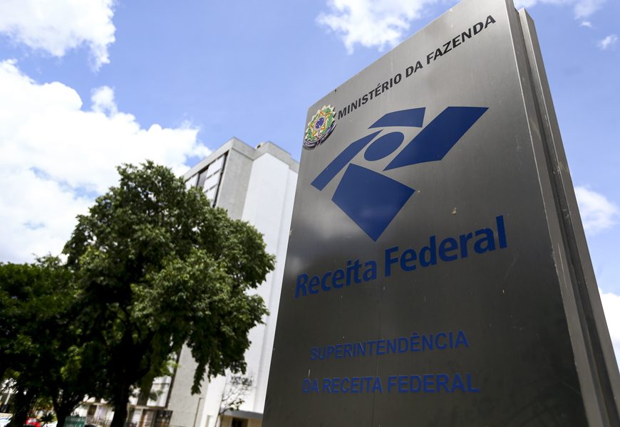 Governo rebate fake news sobre imposto de renda dos professores