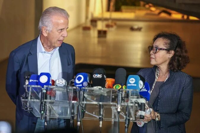 Governo reconhece vice de Maduro como presidente em exercício da