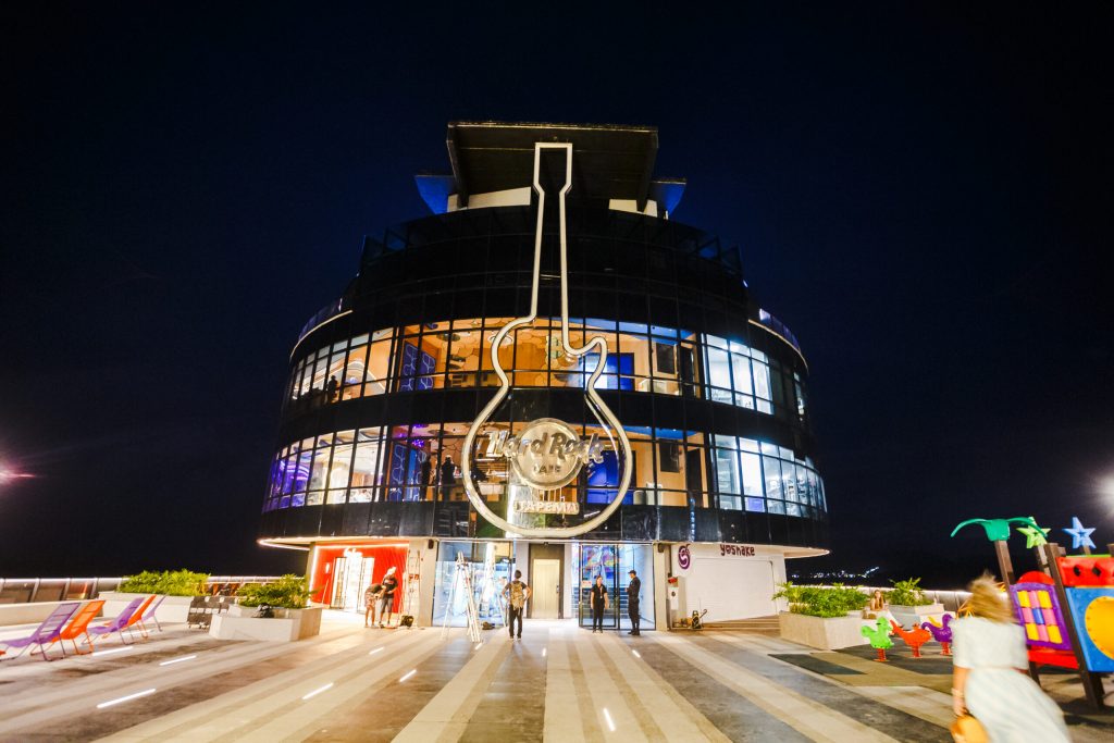 Hard Rock Cafe sobre o mar atrai milhares de turistas