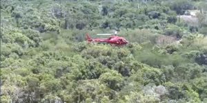 Helicóptero cai na zona oeste do Rio e deixa três