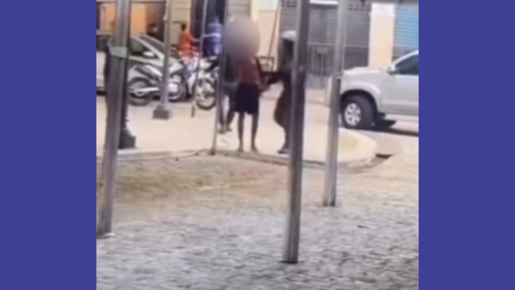 Homem é preso após esfaquear outro em frente à Igreja