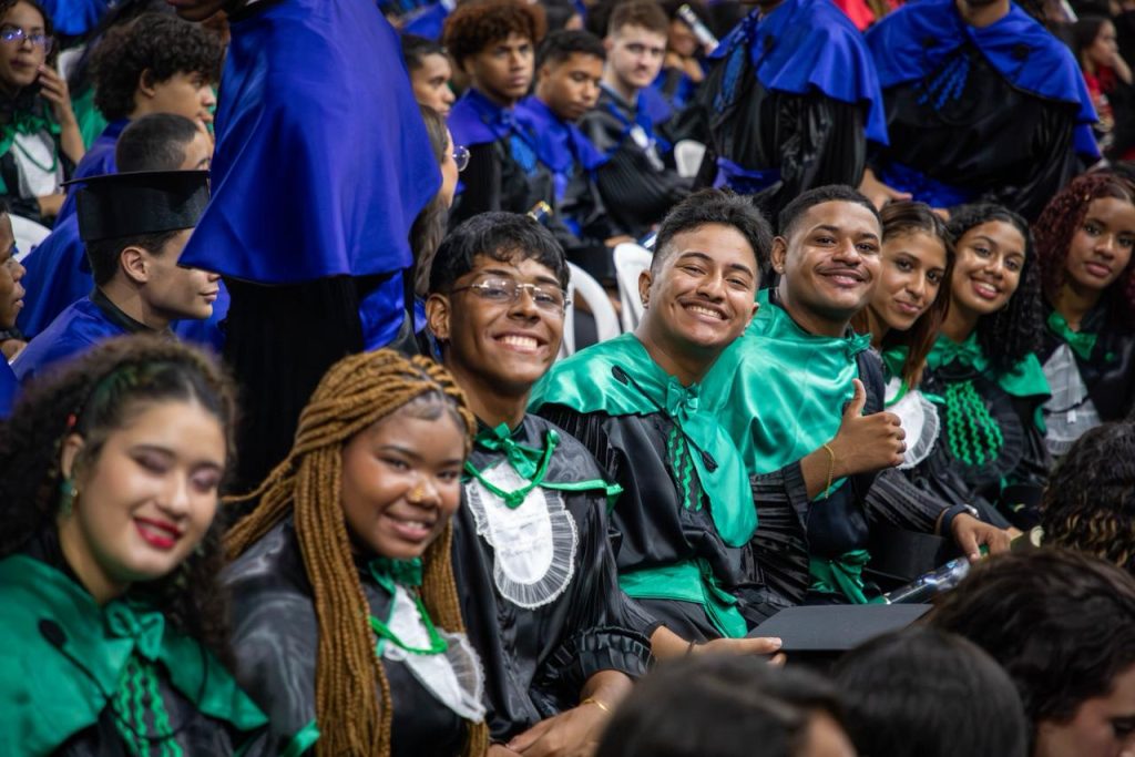 IEMA promove maior formatura de sua trajetória e diploma cerca