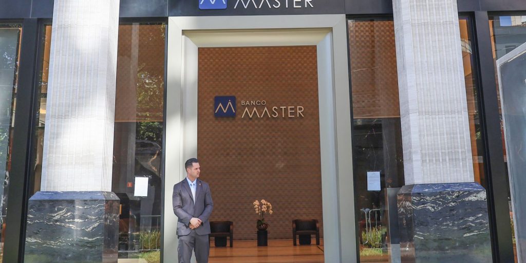 INSS bloqueia repasses a Master por problemas em consignados