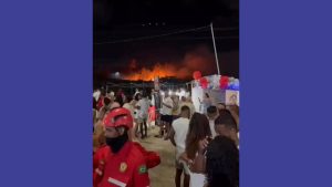 Incêndio em área de vegetação assusta público durante Réveillon na
