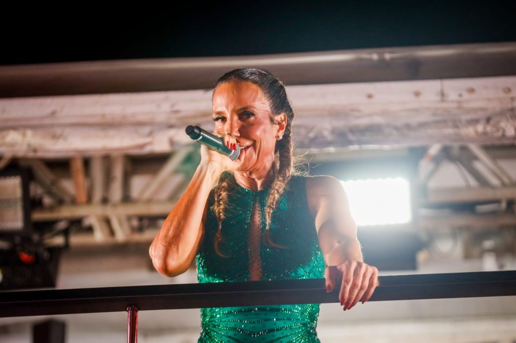 Ivete Sangalo puxa multidão de 650 mil pessoas na Avenida