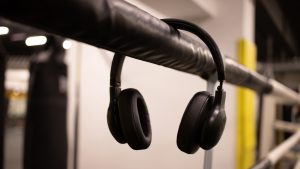 JBL aproveita CES 2026 para lançar fones para vários tipos