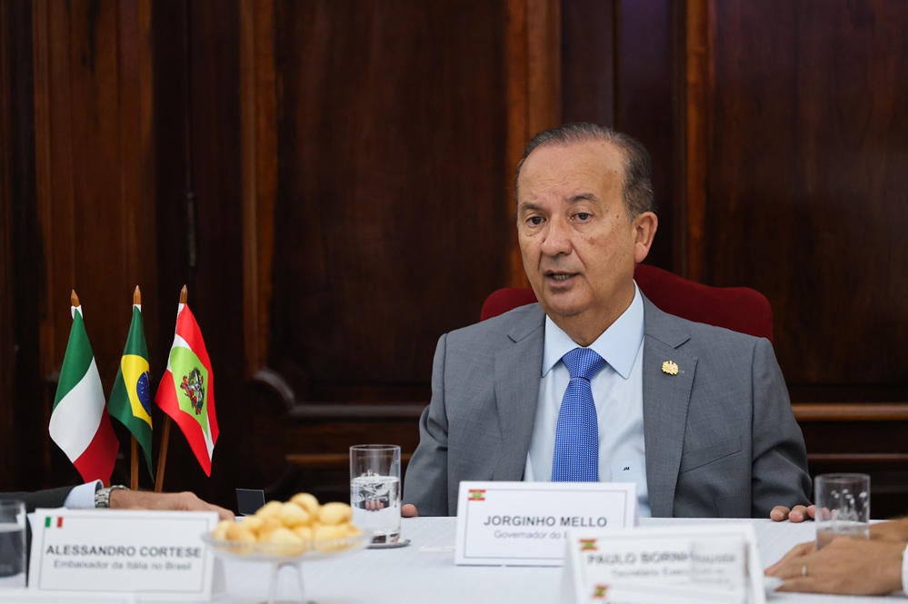 Jorginho Mello proíbe banheiros unissex em escolas de SC