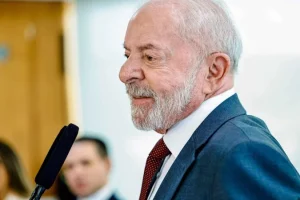 Lula afirma que salário mínimo é insuficiente, mas destaca papel