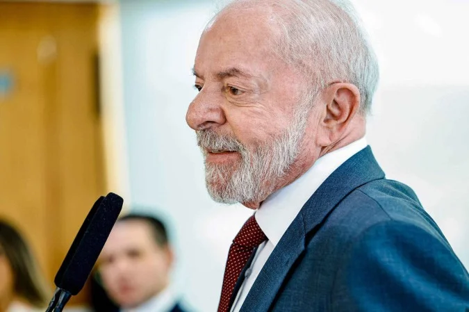 Lula afirma que salário mínimo é insuficiente, mas destaca papel