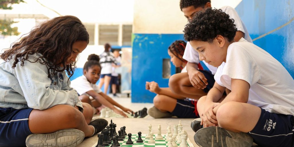 MEC fará pesquisa sobre impacto da restrição de celular nas