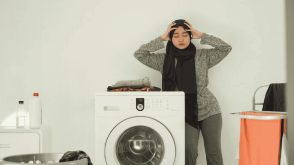 Máquina de lavar batendo muito? Entenda por que acontece e