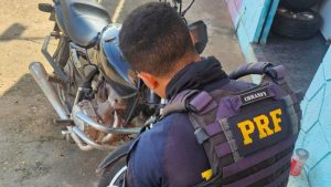 Motocicleta furtada há 17 anos é recuperada durante fiscalização em
