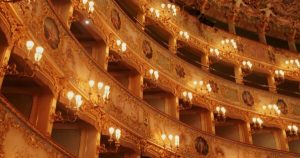Músicos da Ópera La Fenice, em Veneza, manifestam-se contra o
