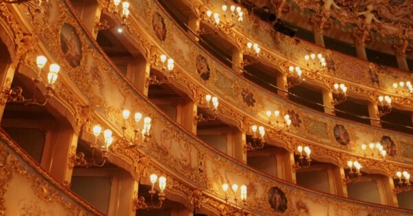 Músicos da Ópera La Fenice, em Veneza, manifestam-se contra o
