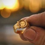 O anel de ouro com Jesus que uma mulher comum