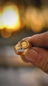 O anel de ouro com Jesus que uma mulher comum