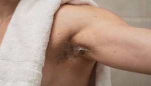 O que acontece se você ficar sem usar desodorante por