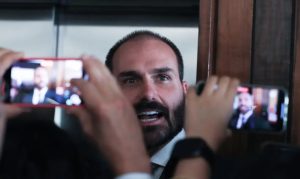 PF determina retorno imediato de Eduardo Bolsonaro a cargo de