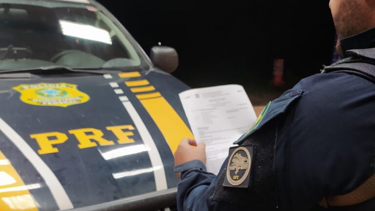 PRF flagra motorista embriagado e prende foragido da Justiça em