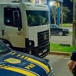 PRF prende motorista com caminhão adulterado e drogas na BR-135