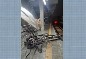 Peça de trem da ViaMobilidade cai em plataforma e causa