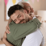 Por que abraçar nos faz sentir melhor?