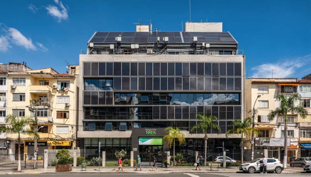 Prédios que produzem energia já estão revolucionando cidades pelo Brasil