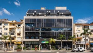 Prédios que produzem energia já estão revolucionando cidades pelo Brasil