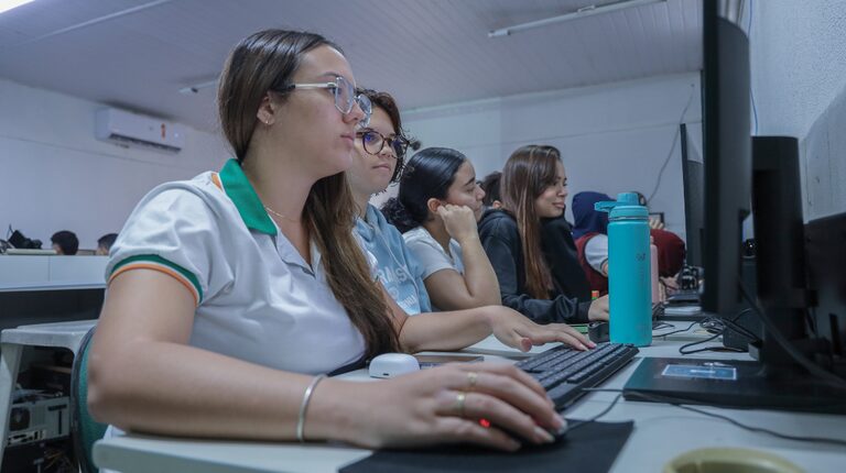 Programa Escolas Conectadas alcança 71,8% das escolas públicas no Maranhão