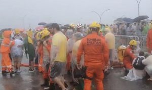 Queda de raio fere dezenas de pessoas em ato convocado