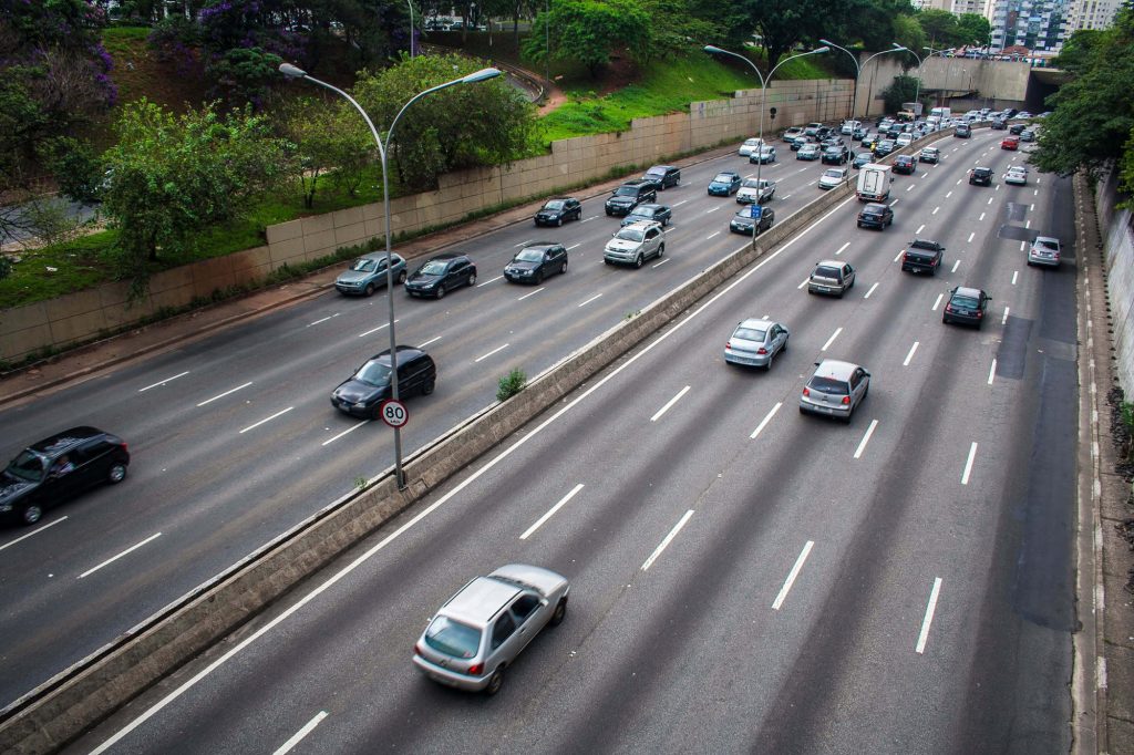 Radar com IA flagra motoristas sem cinto e usando celular