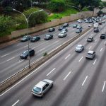 Radar com IA flagra motoristas sem cinto e usando celular