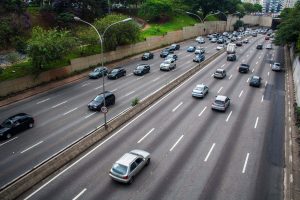 Radar com IA flagra motoristas sem cinto e usando celular