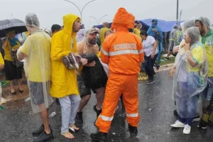 Raio atinge apoiadores durante ato de Nikolas Ferreira em Brasília